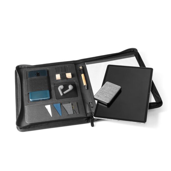EMERGE FOLDER. Zakladač A4 z recyklovaného polyesteru (100 % rPET) 300D so zipsom